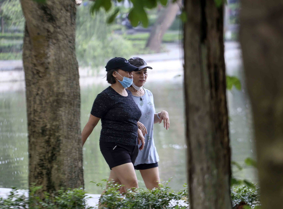 Vài người vẫn chủ quan không đeo khẩu trang. (Ảnh: Tuấn Đức/TTXVN)