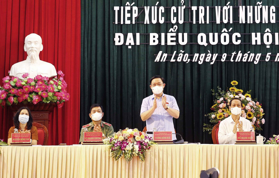 Chủ tịch Quốc hội Vương Đình Huệ tiếp xúc cử tri, vận động bầu cử tại huyện An Lão, thành phố Hải Phòng. (Ảnh: Doãn Tấn/TTXVN)