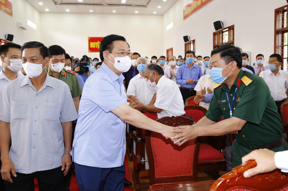 Chủ tịch Quốc hội Vương Đình Huệ với cử tri huyện An Lão, thành phố Hải Phòng. (Ảnh: Doãn Tấn/TTXVN)