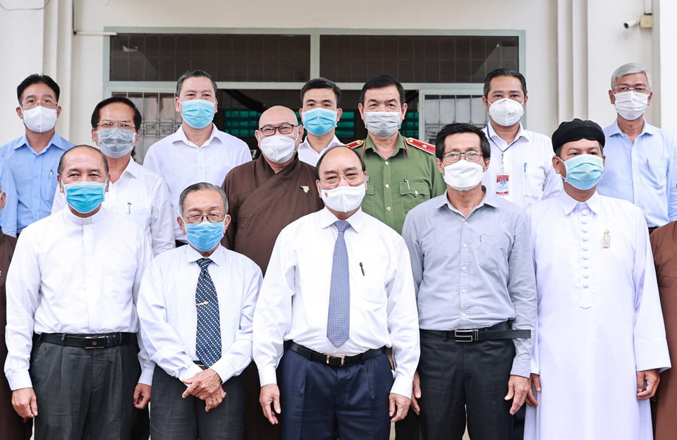 Chủ tịch nước Nguyễn Xuân Phúc với đại diện các tổ chức tôn giáo trên địa bàn huyện Hóc Môn. (Ảnh: Thống Nhất/TTXVN)