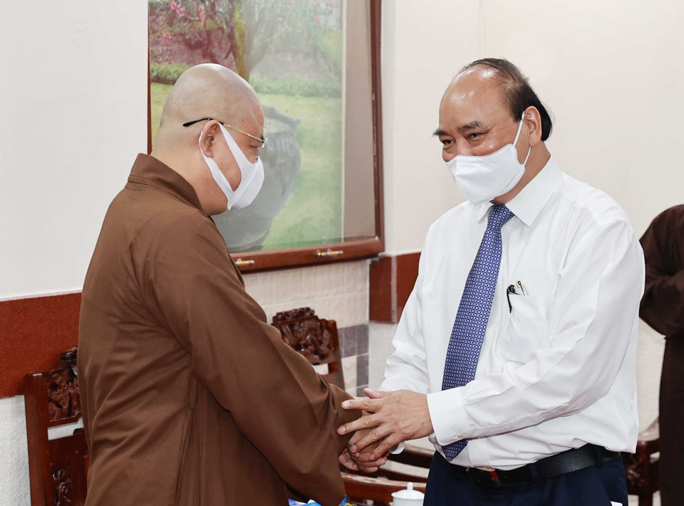 Chủ tịch nước Nguyễn Xuân Phúc với đại diện các tổ chức tôn giáo trên địa bàn huyện Hóc Môn. (Ảnh: Thống Nhất/TTXVN)