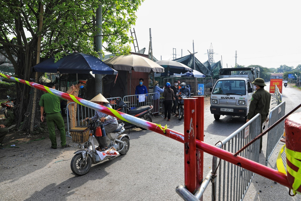 Chỉ những người đã thực hiện khai báo y tế đầy đủ và không đến từ vùng dịch mới được đi qua chốt kiểm dịch. (Ảnh: Thành Đạt/TTXVN)