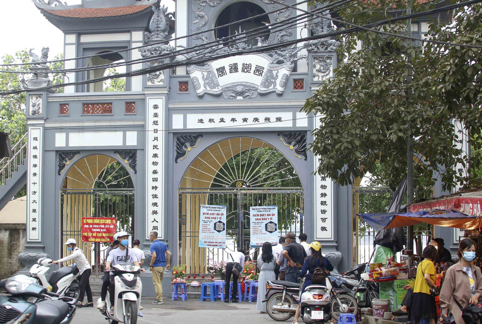 Bất chấp lệnh giãn cách, trước cổng Phủ Tây Hồ vẫn tấp nập người đến làm lễ. (Ảnh: Tuấn Đức/TTXVN)