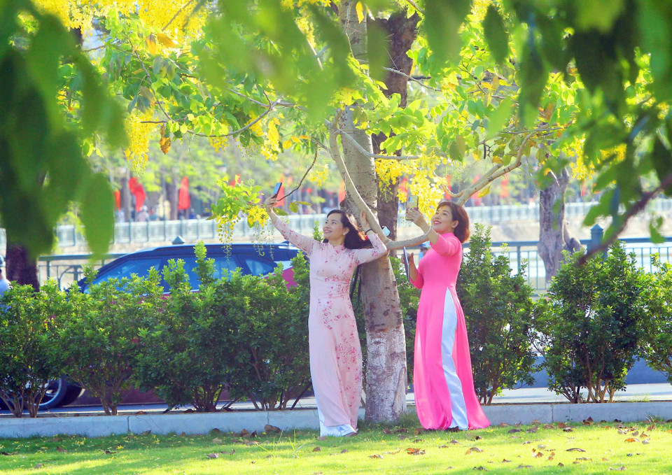 Nhiều người vẫn chưa thực hiện đầy đủ các biện pháp 5K. (Ảnh: An Đăng/TTXVN)