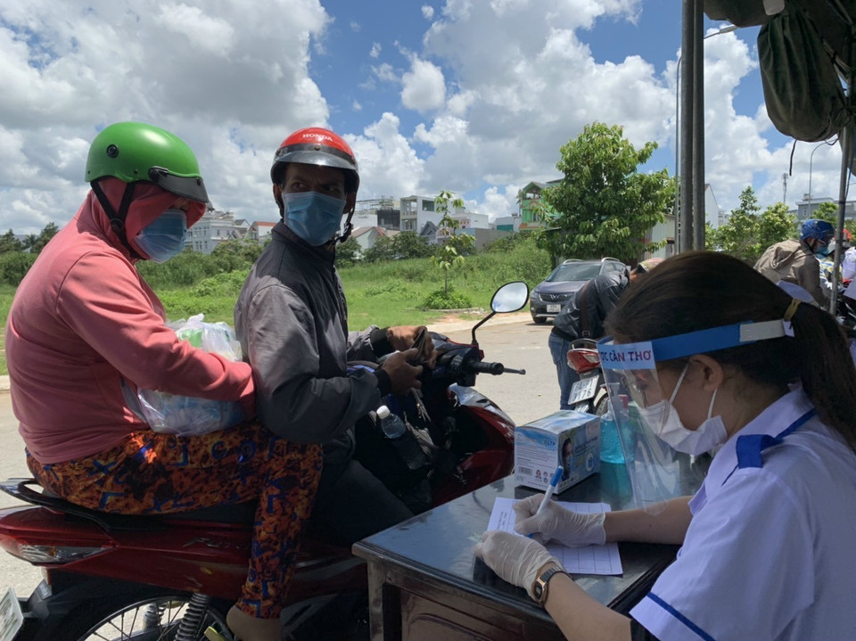 Hình ảnh chiến sỹ áo xanh tại các chốt kiểm soát phòng, chống dịch thành phố Cần Thơ. (Ảnh: Ánh Tuyết/TTXVN)