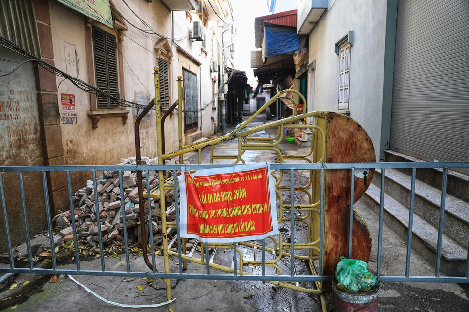 Người dân trong thôn lập hàng rào cứng cộng với xếp gạch và đồ đạc bỏ đi tạo thành những chốt chặn cứng. (Ảnh: Thành Đạt/TTXVN)