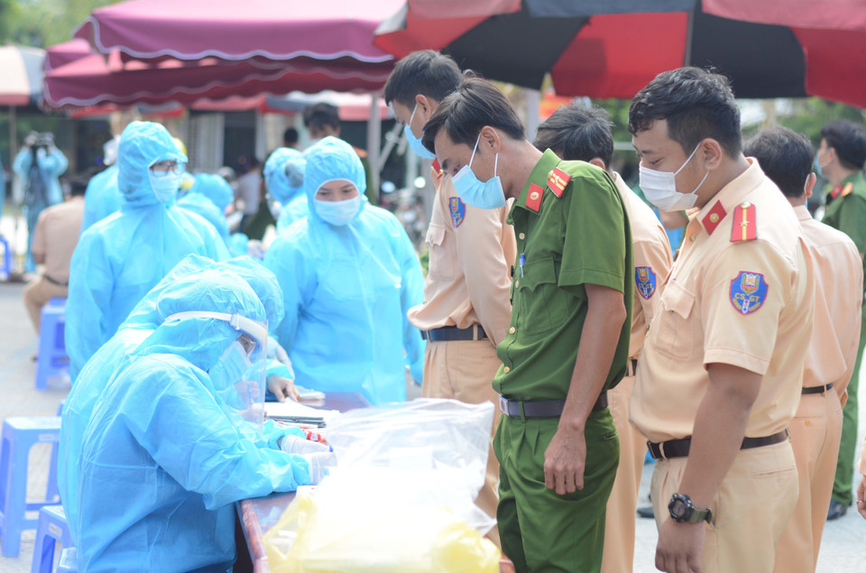 Nhân viên y tế lấy lịch sử dịch tễ của người đến xét nghiệm. (Ảnh: Văn Dũng/TTXVN)