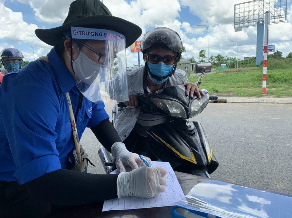 Hình ảnh chiến sỹ áo xanh tại các chốt kiểm soát phòng, chống dịch thành phố Cần Thơ. (Ảnh: Ánh Tuyết/TTXVN)