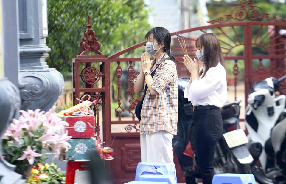 Người dân làm lễ tại phủ Tây Hồ. (Ảnh: Tuấn Đức/TTXVN)