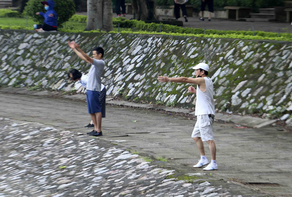 Vài người vẫn chủ quan không đeo khẩu trang. (Ảnh: Tuấn Đức/TTXVN)