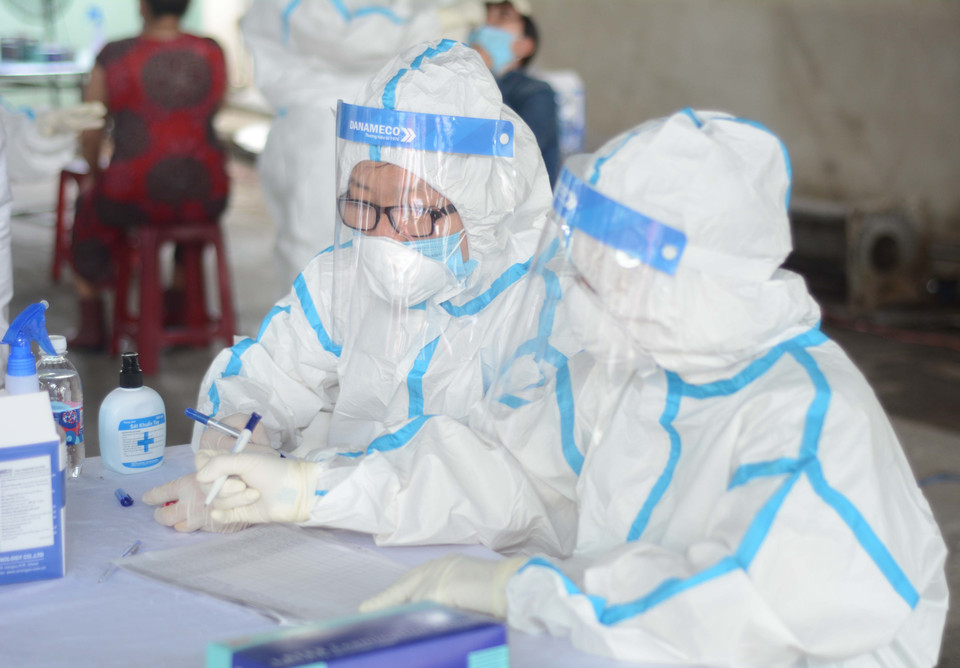 Nhân viên y tế thực hiện nhiệm vụ lấy thông tin dịch tễ. (Ảnh: Văn Dũng/TTXVN)