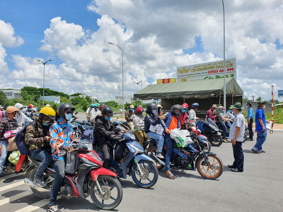 Hình ảnh chiến sỹ áo xanh tại các chốt kiểm soát phòng, chống dịch thành phố Cần Thơ. (Ảnh: Ánh Tuyết/TTXVN)