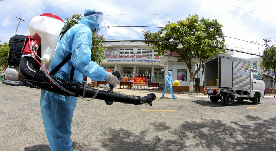 Phun hóa chất khử khuẩn khu vực bỏ phiếu tại khu cách ly tập trung, bệnh viện, cơ sở y tế sau khi hoàn tất công tác bầu cử. (Ảnh: Duy Khương/TTXVN)