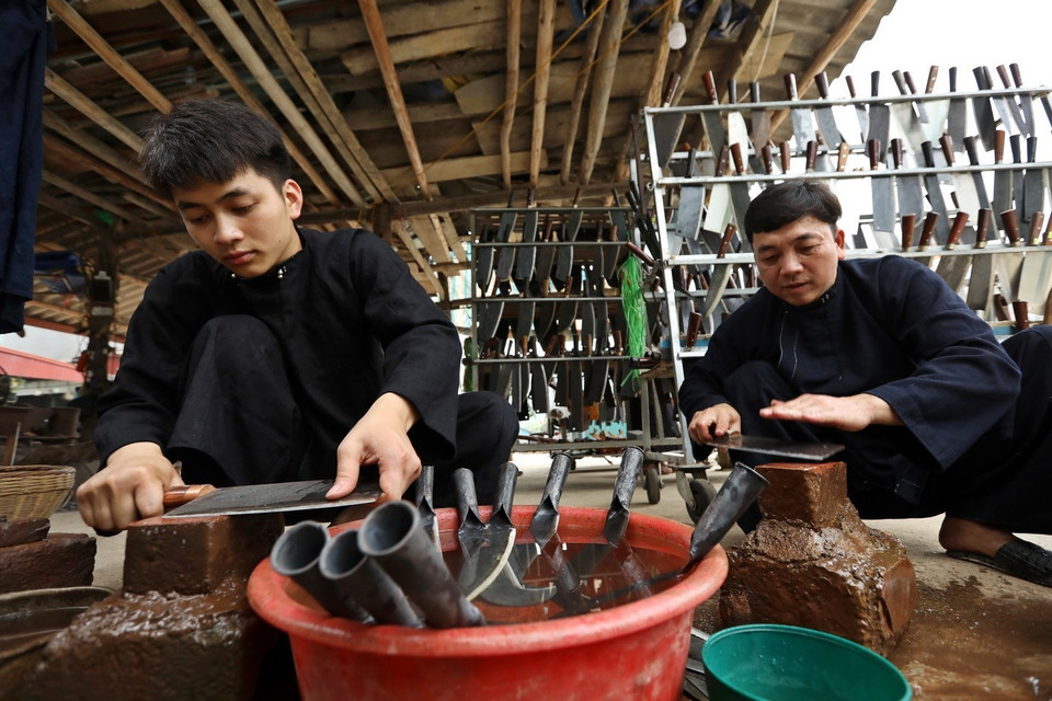 Hoàn thiện sản phẩm tại Hợp tác xã Minh Tuấn Phúc Sen. (Ảnh: Minh Quyết/TTXVN)