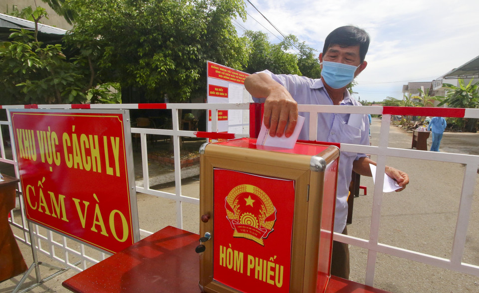 Cử tri vùng cách ly y tế trong khu dân cư (khu vực phong tỏa) tham gia bỏ phiếu bầu cử. (Ảnh: Duy Khương/TTXVN)