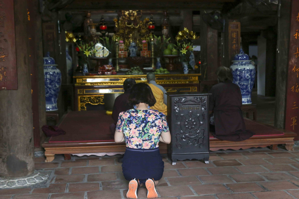 Một số chùa vẫn mở cửa cho một số ít người dân vào lễ. (Ảnh: Tuấn Đức/TTXVN)