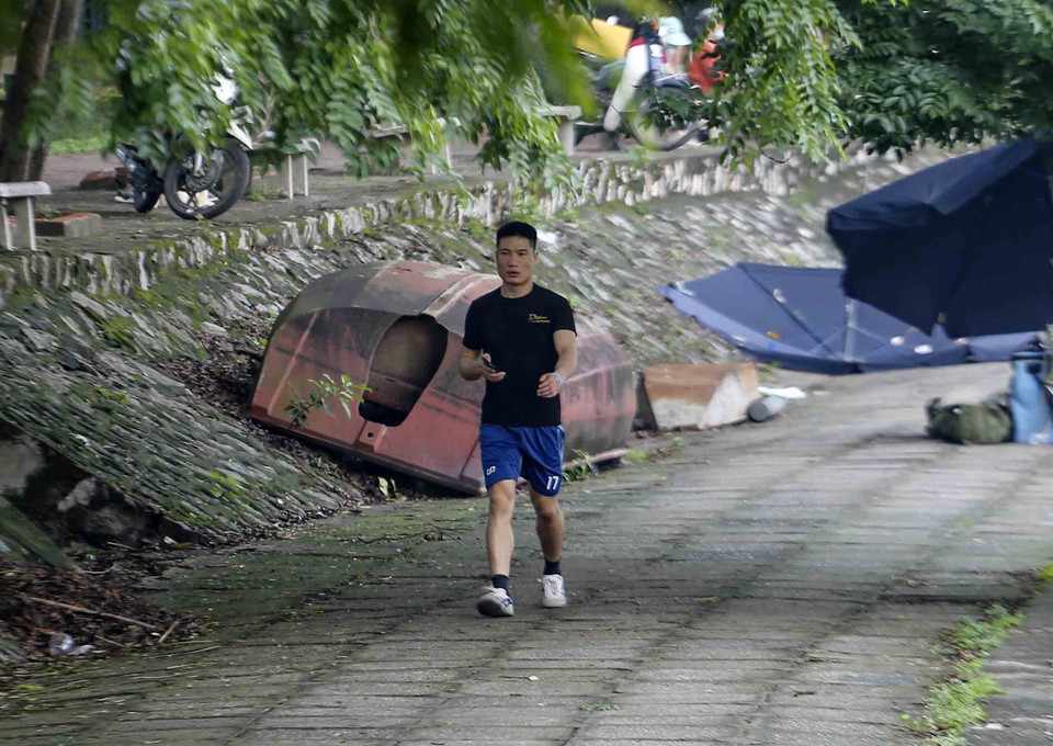 Vài người vẫn chủ quan không đeo khẩu trang. (Ảnh: Tuấn Đức/TTXVN)