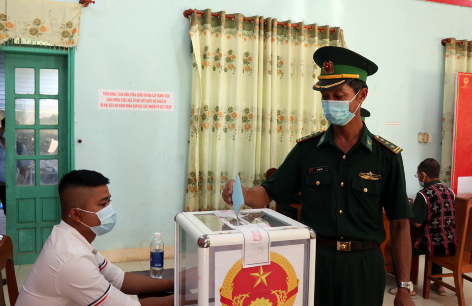 Cử tri xã biên giới La Êê bỏ phiếu bầu đại biểu Quốc hội và Hội đồng nhân dân các cấp nhiệm kỳ 2021-2026. (Ảnh: Trần Tĩnh/TTXVN)