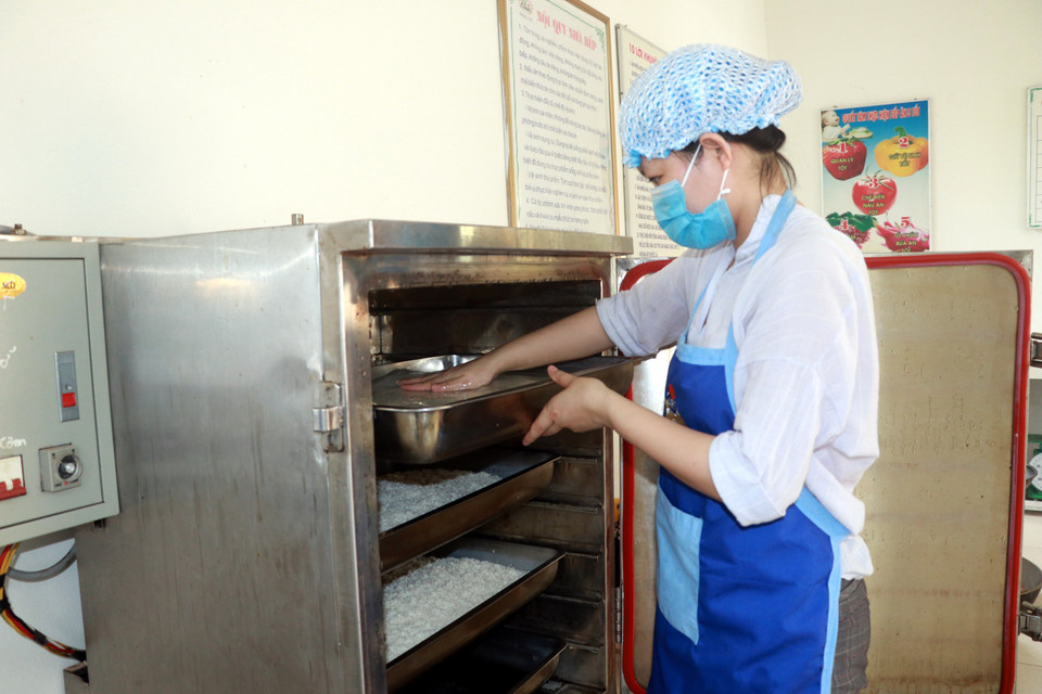 Chuẩn bị bữa ăn đảm bảo đủ chất, an toàn vệ sinh thực phẩm cho toàn bộ cán bộ chiến sỹ, lực lượng y tế đang làm nhiệm vụ và các trường hợp F1 cách ly, theo dõi sức khỏe tại cơ sở cách ly tập trung huyện Trực Ninh (Nam Định). (Ảnh: Nguyễn Lành/TTXVN)