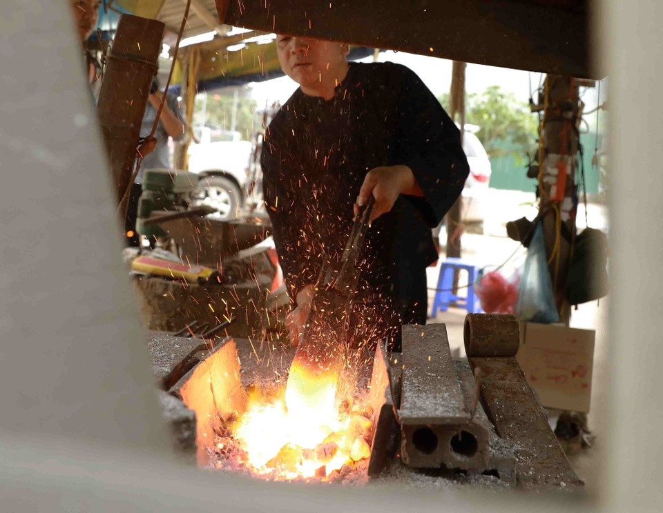 Người dân ở làng nghề rèn nông cụ bằng than củi theo phương pháp truyền thống. (Ảnh: Vũ Sinh/TTXVN)