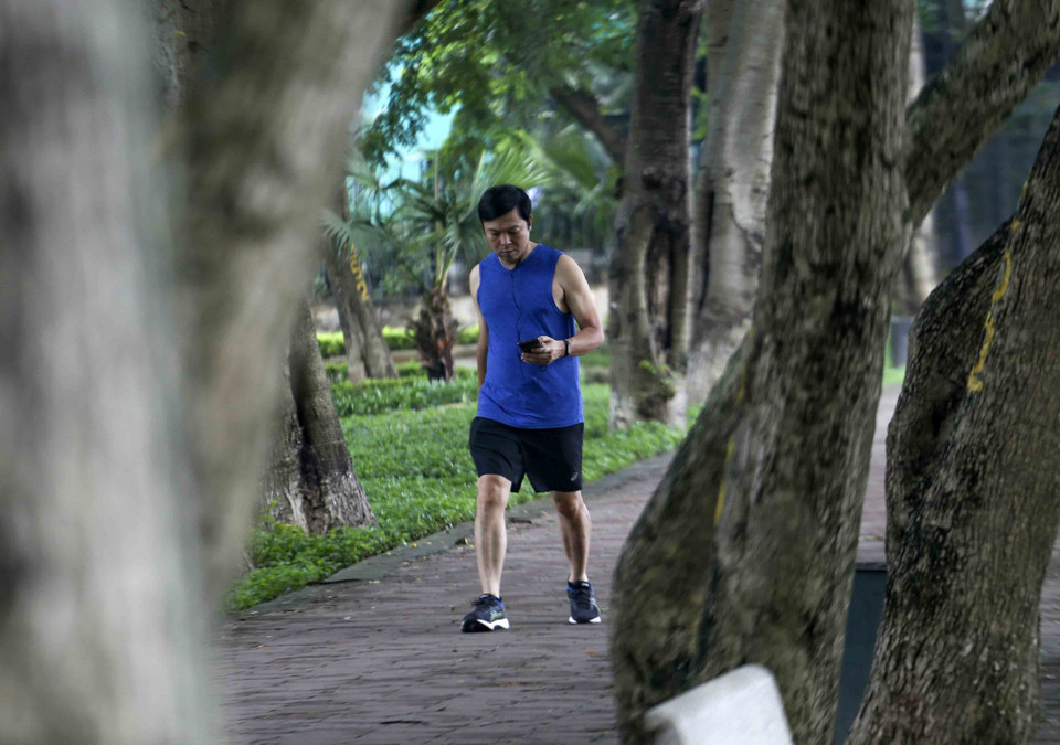 Vài người vẫn chủ quan không đeo khẩu trang. (Ảnh: Tuấn Đức/TTXVN)