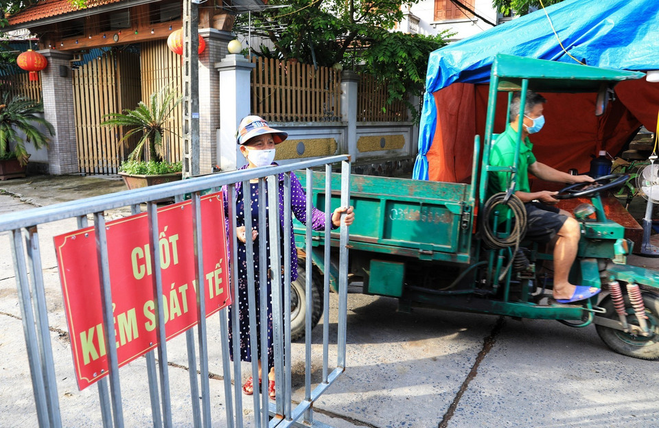Trên toàn huyện Đông Anh, trước cổng mỗi thôn đều có những trạm kiểm tra y tế đảm bảo phòng chống dịch. (Ảnh: Thành Đạt/TTXVN)