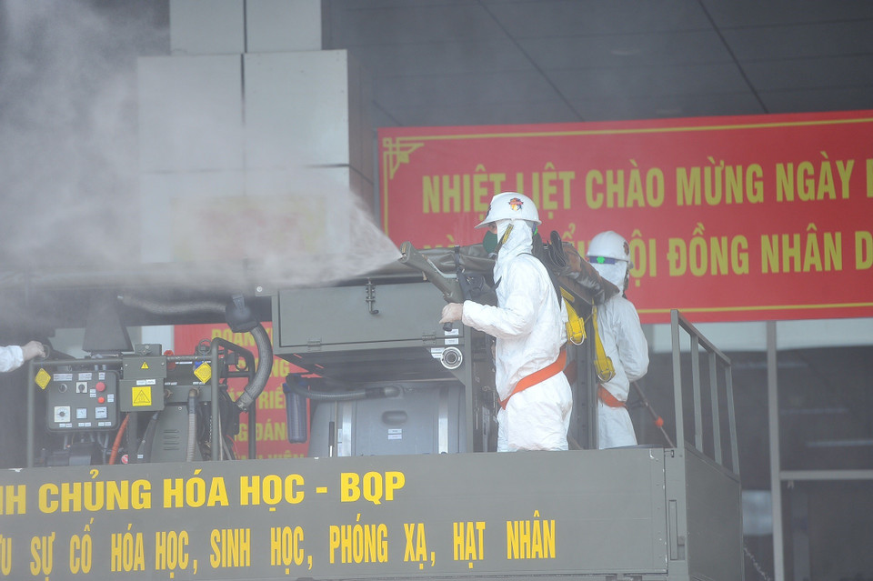 Bộ đội hóa học phun thuốc khử trùng Bệnh viện Bệnh Nhiệt đới Trung ương cơ sở Đông Anh. (Ảnh: Minh Đức/TTXVN)