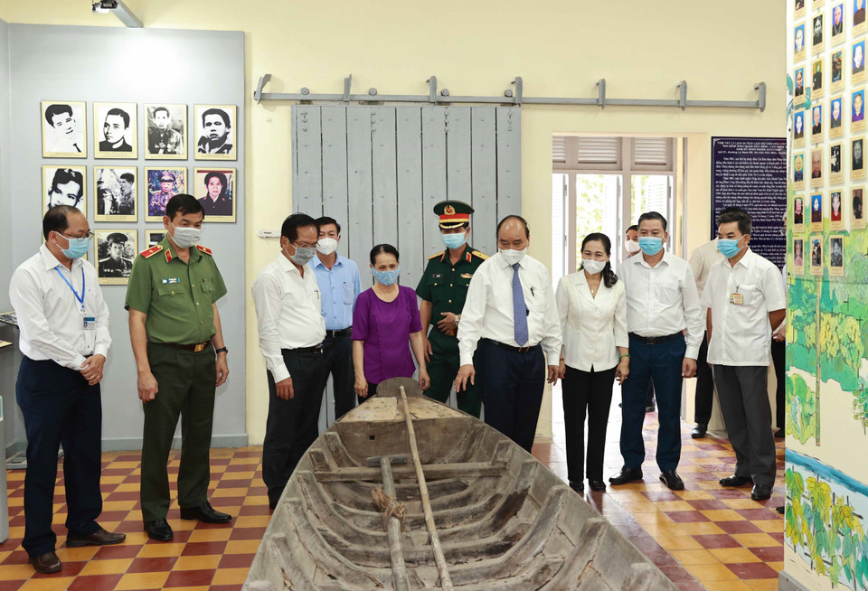 Chủ tịch nước Nguyễn Xuân Phúc tham quan Di tích lịch sử văn hóa Dinh Quận Hóc Môn. (Ảnh: Thống Nhất/TTXVN)