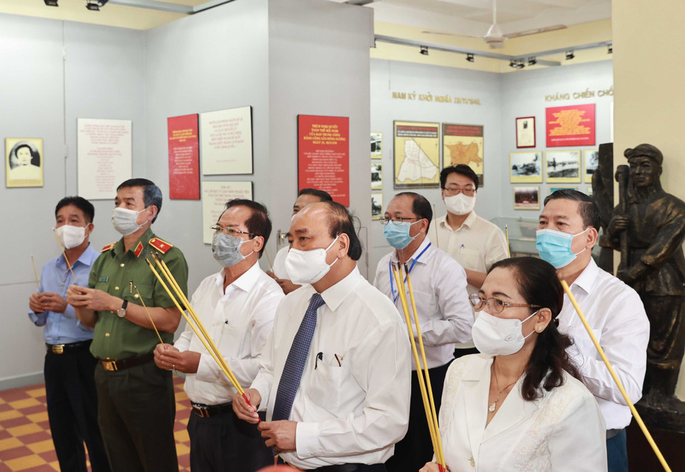 Chủ tịch nước Nguyễn Xuân Phúc dâng hương tưởng niệm các vị tiền bối cách mạng tại Di tích lịch sử văn hóa Dinh Quận Hóc Môn. (Ảnh: Thống Nhất/TTXVN)