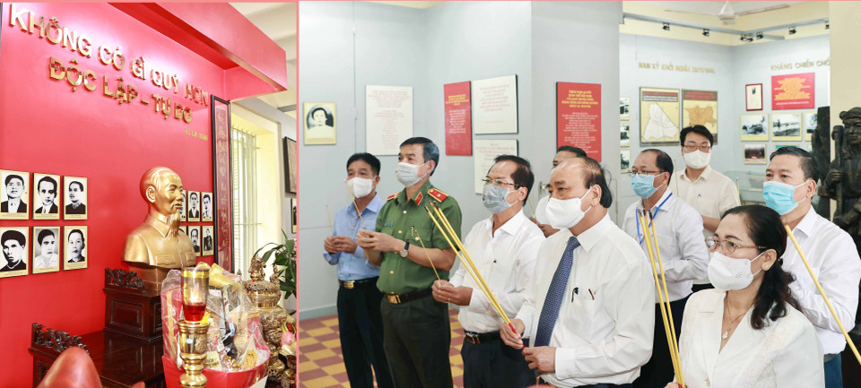 Chủ tịch nước Nguyễn Xuân Phúc dâng hương tưởng niệm các vị tiền bối cách mạng tại Di tích lịch sử văn hóa Dinh Quận Hóc Môn. (Ảnh: Thống Nhất/TTXVN)