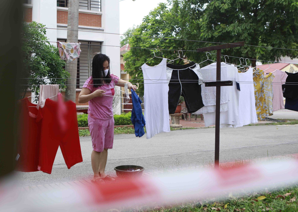 Hoạt động thường ngày của một phụ nữ tại Trung đoàn 834. (Ảnh: Hoàng Hùng/TTXVN)