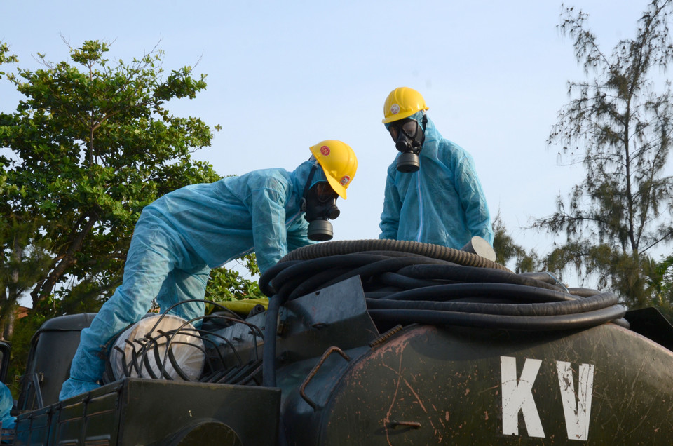 Các chiến sỹ Tiểu đoàn Phòng hóa 78 (Quân khu V) kiểm tra thiết bị, máy móc. (Ảnh: Quốc Dũng/TTXVN)