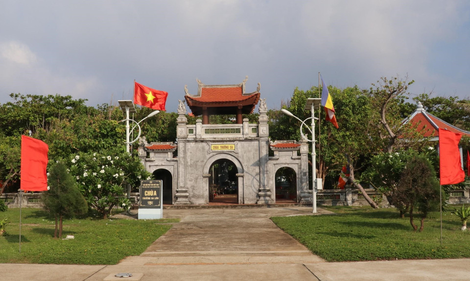 Trước cổng Chùa Trường Sa, tại Thị trấn Trường Sa (huyện Trường Sa, tỉnh Khánh Hoà), cờ Tổ quốc được treo ở vị trí trang trọng. (Ảnh: Sỹ Tuyên/TTXVN)