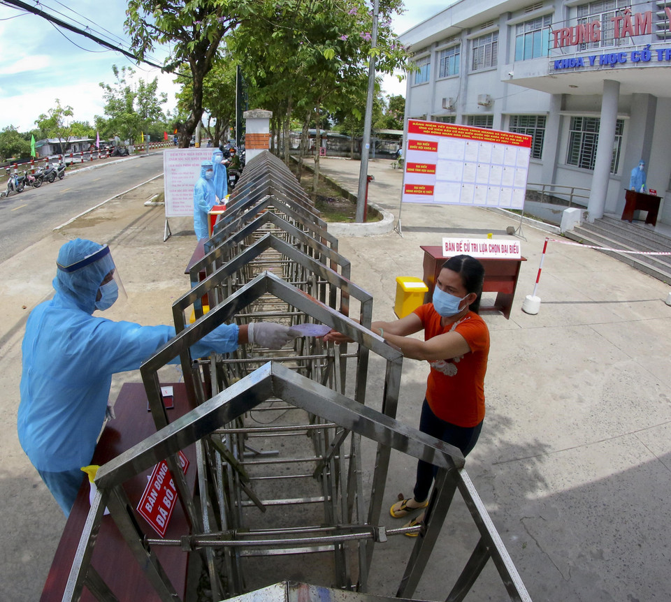 Cử tri là người dân bỏ phiếu bầu tại khu cách ly tập trung, bệnh viện, cơ sở y tế. (Ảnh: Duy Khương/TTXVN)