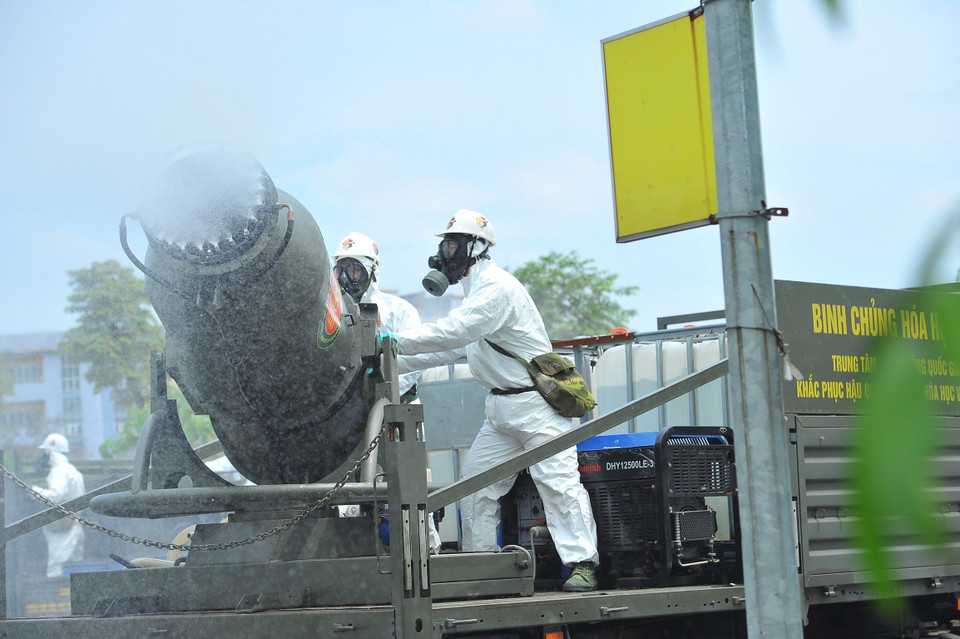 Bộ đội hóa học phun thuốc khử trùng Bệnh viện Bệnh Nhiệt đới Trung ương cơ sở Đông Anh. (Ảnh: Minh Đức/TTXVN)