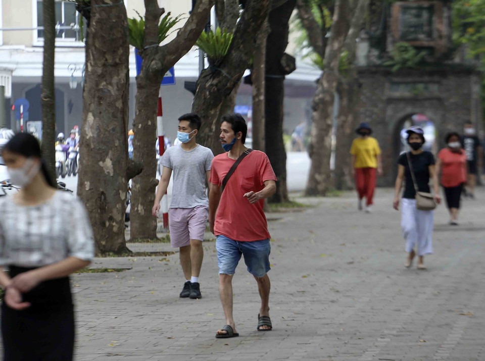 Từ 0h ngày 5/5/2021, Ủy ban Nhân dân Thành phố Hà Nội ra chỉ thị yêu cầu tạm dừng một số dịch vụ và hoạt động tiềm ẩn nguy cơ nhiễm COVID-19 trong đó có các hoạt động tập thể dục, thể thao, các sự kiện tập trung đông người tại khu vực công cộng, vườn hoa, công viên. 