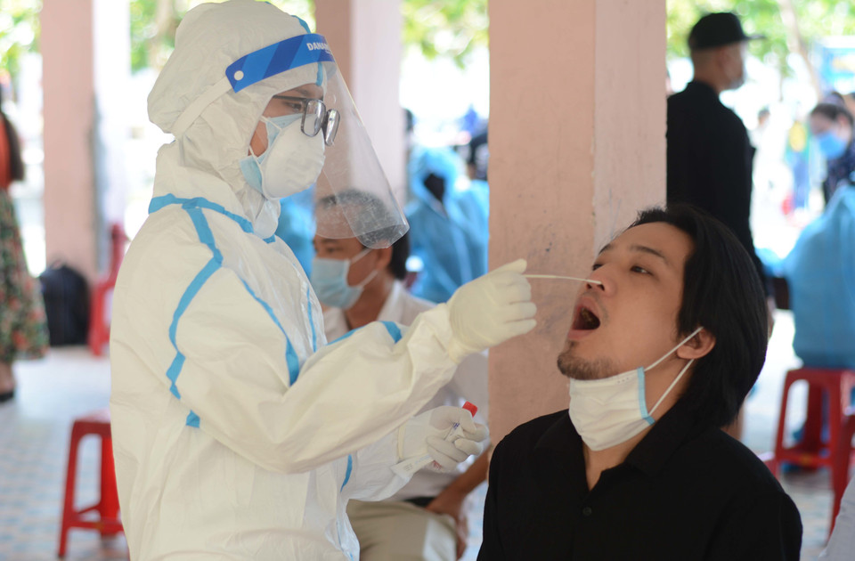 Nhân viên y tế lấy mẫu xét nghiệm COVID-19. (Ảnh: Văn Dũng/TTXVN)