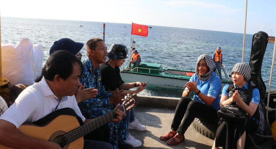 Chiến sỹ đảo Thuyền Chài C giao lưu văn nghệ với đoàn cán bộ, chiến sỹ từ đất liền ra thăm đảo. (Ảnh: Sỹ Tuyên/TTXVN)