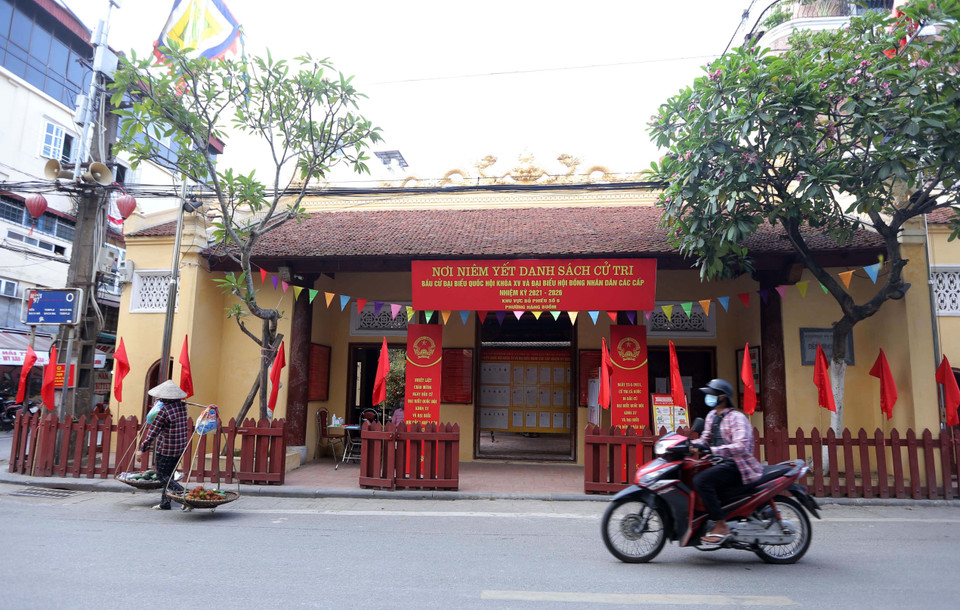 Nơi niêm yết danh sách cử tri và thông tin các ứng cử viên được trang hoàng rực rỡ (ảnh chụp tại phường Hàng Buồm, quận Hoàn Kiếm). (Ảnh: Hoàng Hiếu/TTXVN)