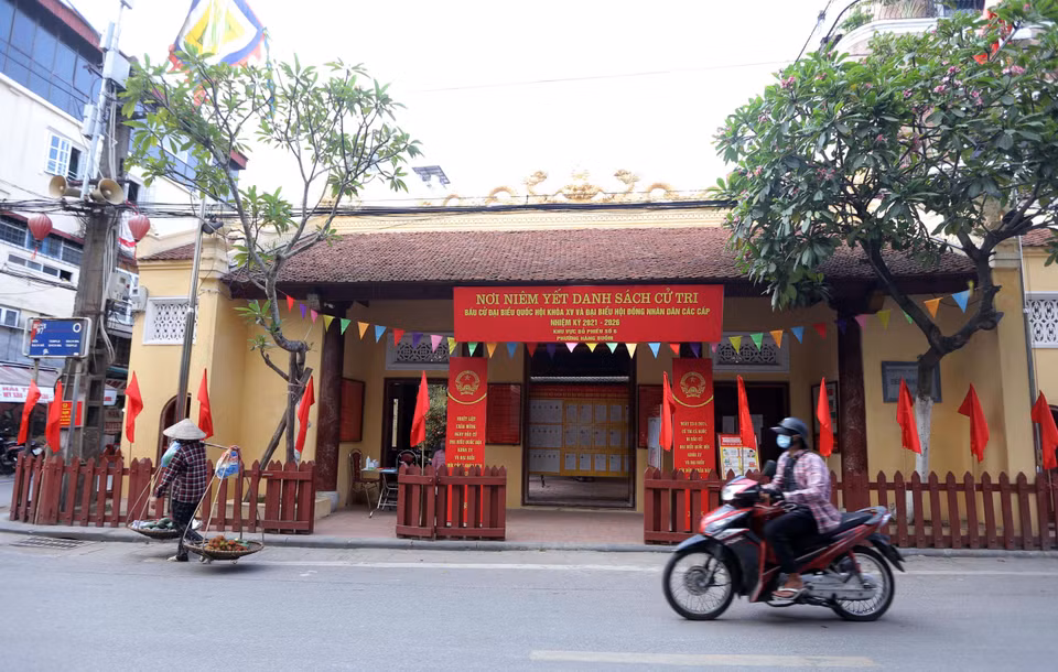 Nơi niêm yết danh sách cử tri và thông tin các ứng cử viên được trang hoàng rực rỡ (ảnh chụp tại phường Hàng Buồm, quận Hoàn Kiếm). (Ảnh: Hoàng Hiếu/TTXVN)
