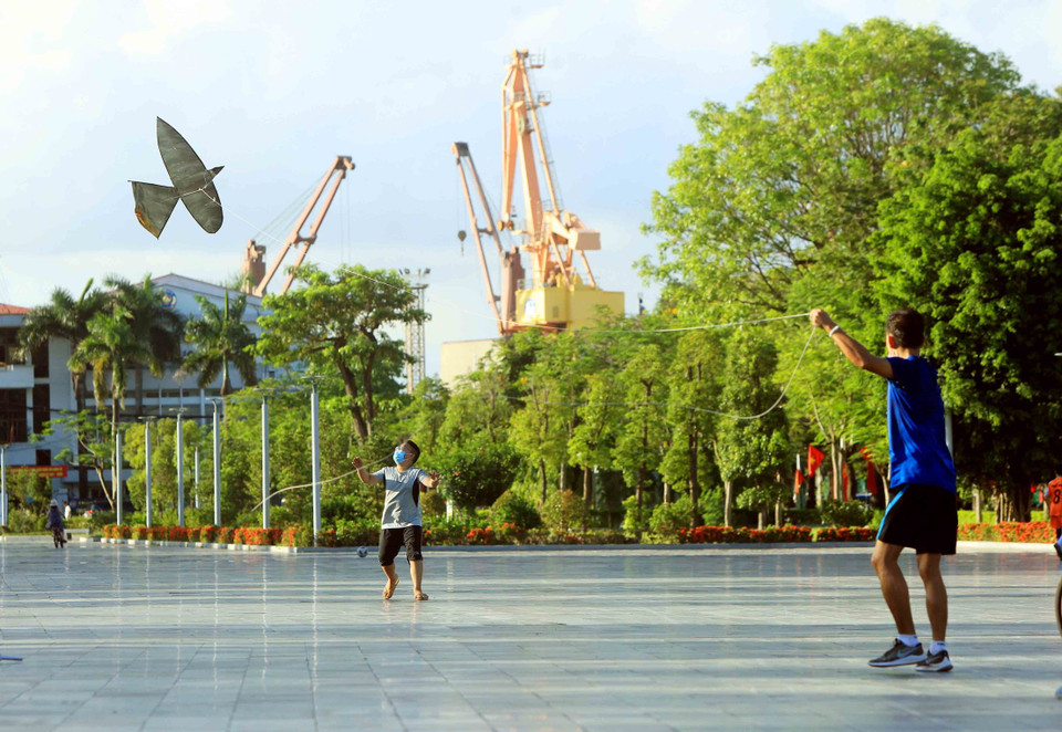 Người dân tập thể dục thể thao tại các khu công viên, vườn hoa nhưng vẫn nghiêm chỉnh chấp hành các biện pháp đảm bảo công tác phòng, chống dịch . (Ảnh: An Đăng/TTXVN)