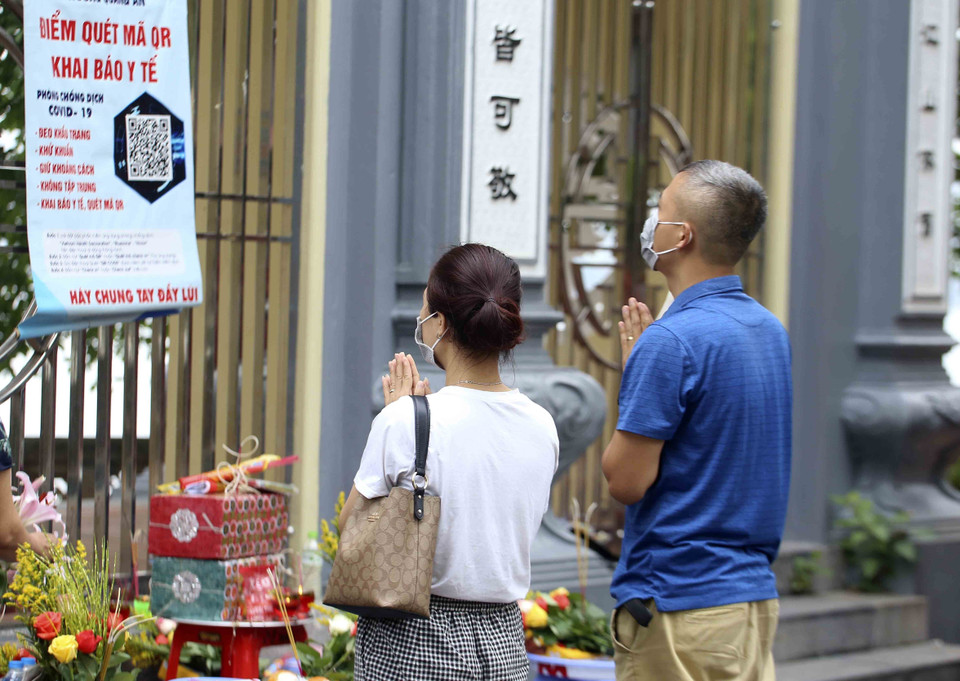 Người dân làm lễ tại Phủ Tây Hồ. (Ảnh: Tuấn Đức/TTXVN)