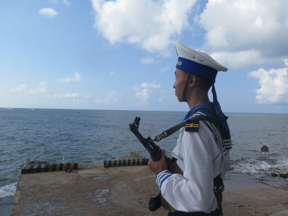 Chiến sỹ trên đảo Đá Thị, quần đảo Trường Sa trong ca trực canh gác biển đảo Tổ quốc thiêng liêng. (Ảnh: Phan Sáu-Sỹ Tuyên-Thắng Trung/TTXVN)