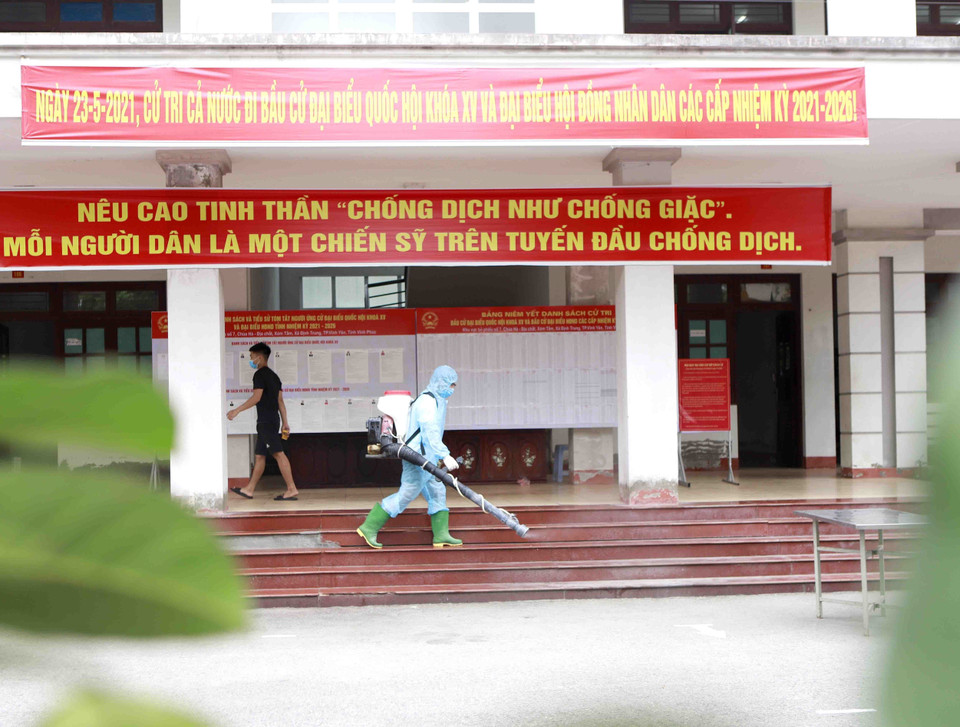 Công tác phun tiêu độc, khử trùng tại Trung đoàn 834 được thực hiện hàng ngày. (Ảnh: Hoàng Hùng/TTXVN)