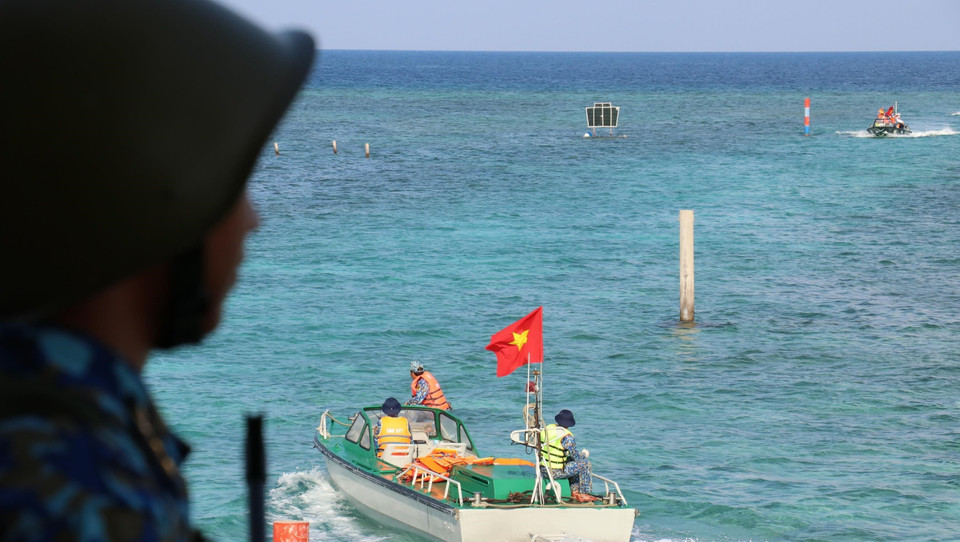 Hai chiếc xuồng của tàu Trường Sa 571 chở cán bộ và chiến sỹ từ đất liền ra thăm đảo. (Ảnh: Sỹ Tuyên/TTXVN)