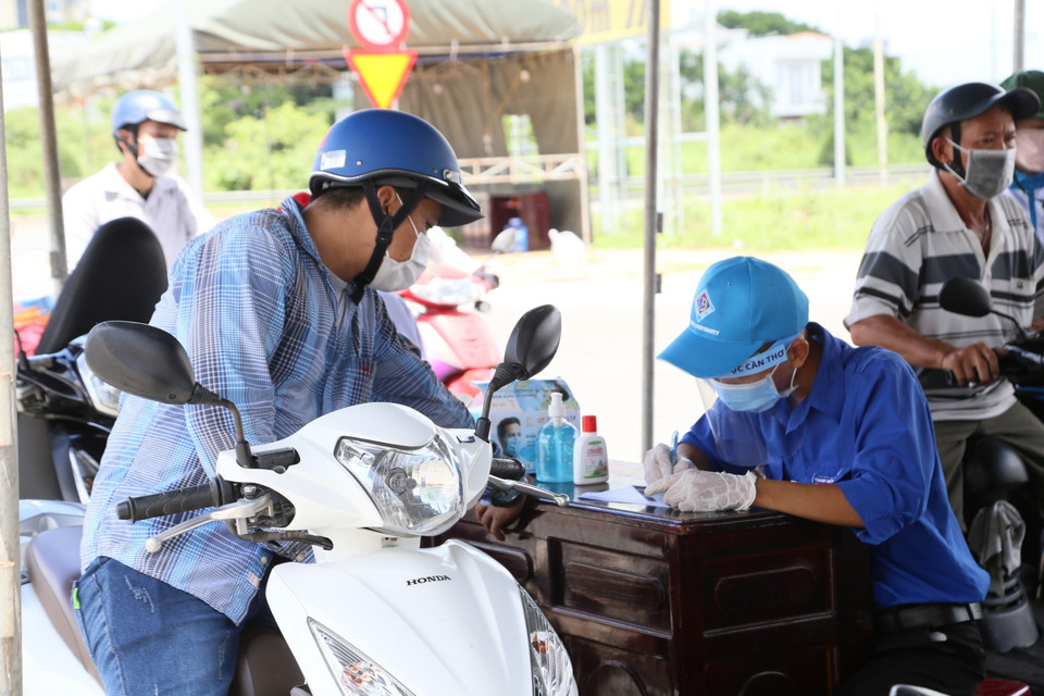 Hình ảnh chiến sỹ áo xanh tại các chốt kiểm soát phòng, chống dịch thành phố Cần Thơ. (Ảnh: Ánh Tuyết/TTXVN)