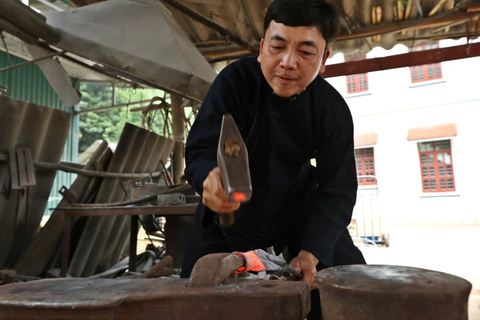 Công đoạn rèn dao tại Hợp tác xã Minh Tuấn Phúc Sen. (Ảnh: Minh Quyết/TTXVN)