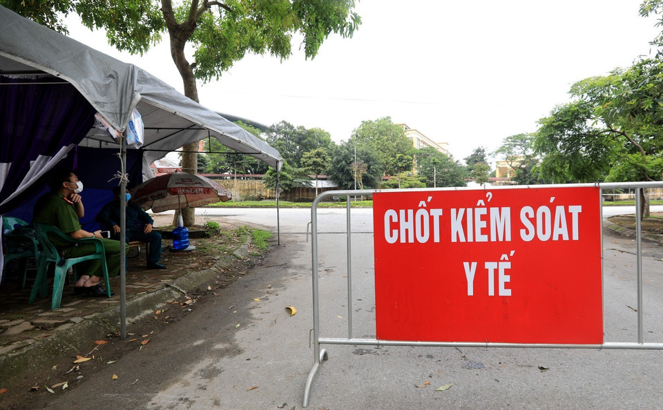 Lực lượng công an, dân quân tự vệ lập chốt chặn xung quanh khu vực Bệnh viện đảm bảo công tác phòng chống dịch. (Ảnh: Thành Đạt/TTXVN)