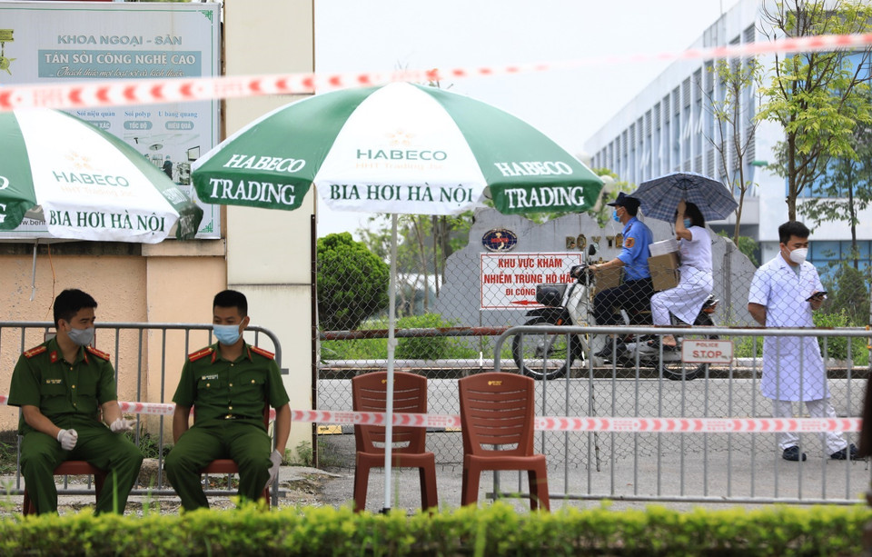 Chủ tịch thành phố cũng nhấn mạnh bệnh viện sẽ trong trạng thái nội bất xuất, ngoại bất nhập. Kể cả bệnh nhân và người nhà bệnh nhân cũng không ra khỏi viện. (Ảnh: Thành Đạt/ TTXVN)