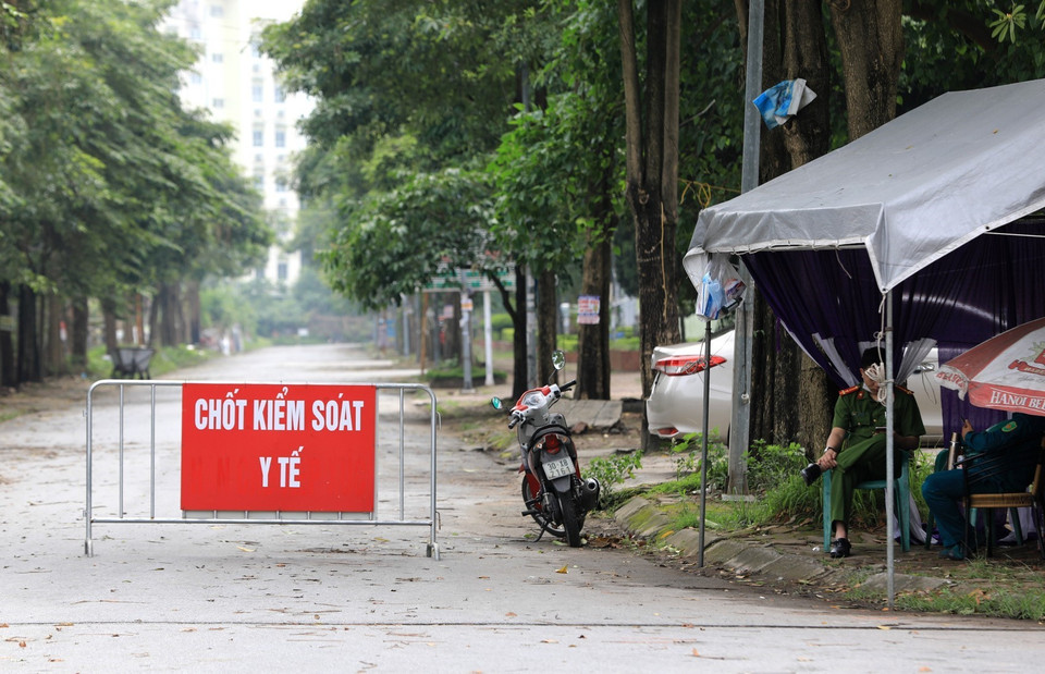 Tại khu vực xung quanh bệnh viện, nhiều vòng chốt chặn được dựng lên. Vòng ngoài là lực lượng công an, dân quân tự vệ, vòng trong là bảo vệ của bệnh viện. (Ảnh: Thành Đạt/TTXVN)